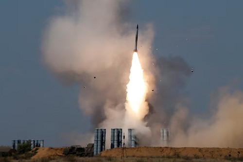 Nga dùng S-300 phóng tên lửa, huy động dàn UAV tập kích cơ sở trọng yếu Ukraine