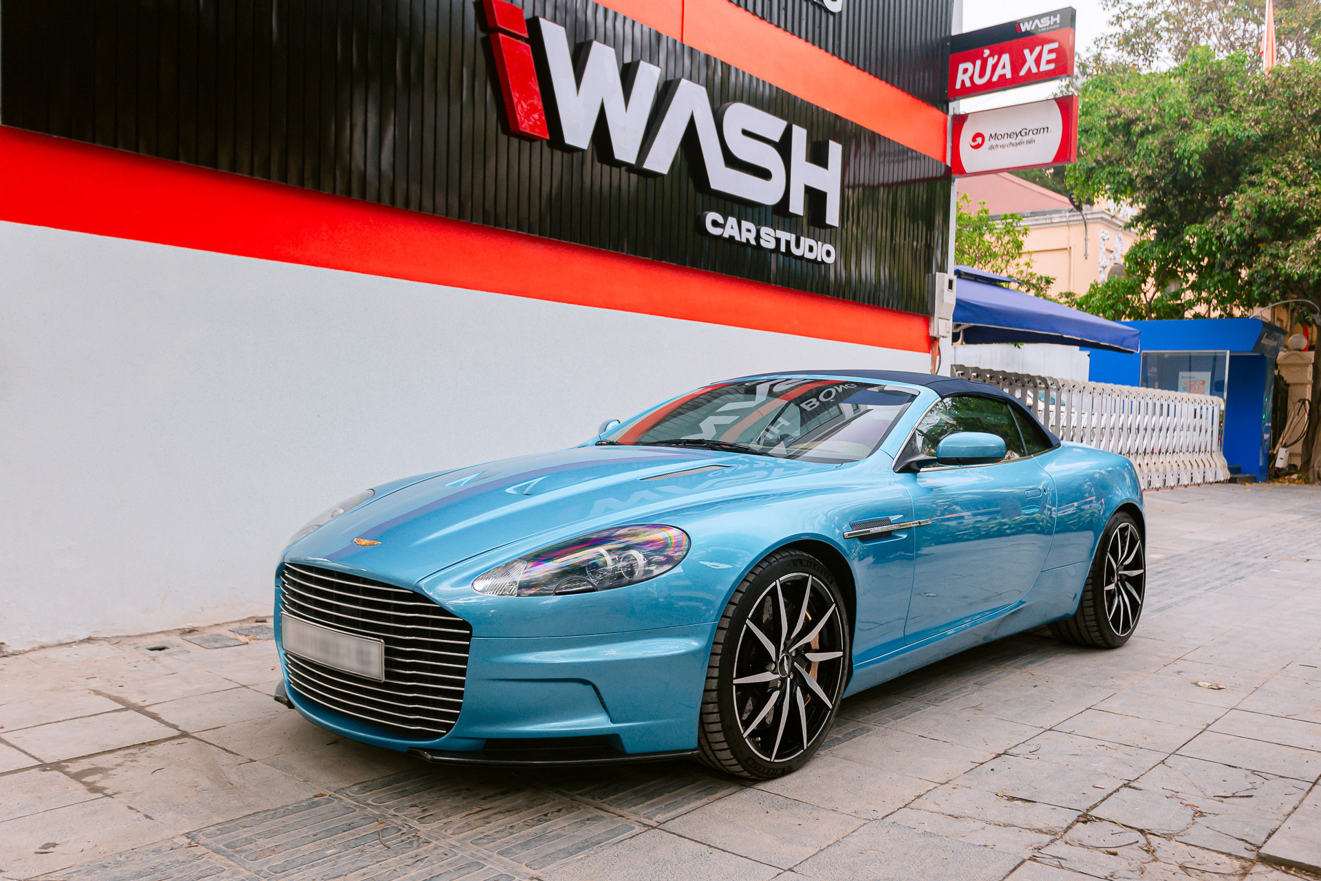 Tậu siêu xe Aston Martin DB9 2009 hàng hiếm, đại gia Hà Nội chi gần 3 tỷ độ xe