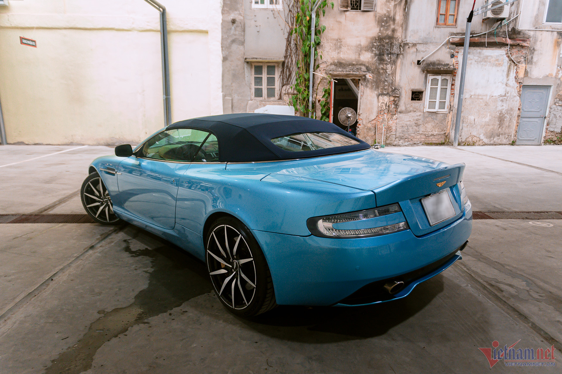 W-aston-martin-db9-3-1.jpg