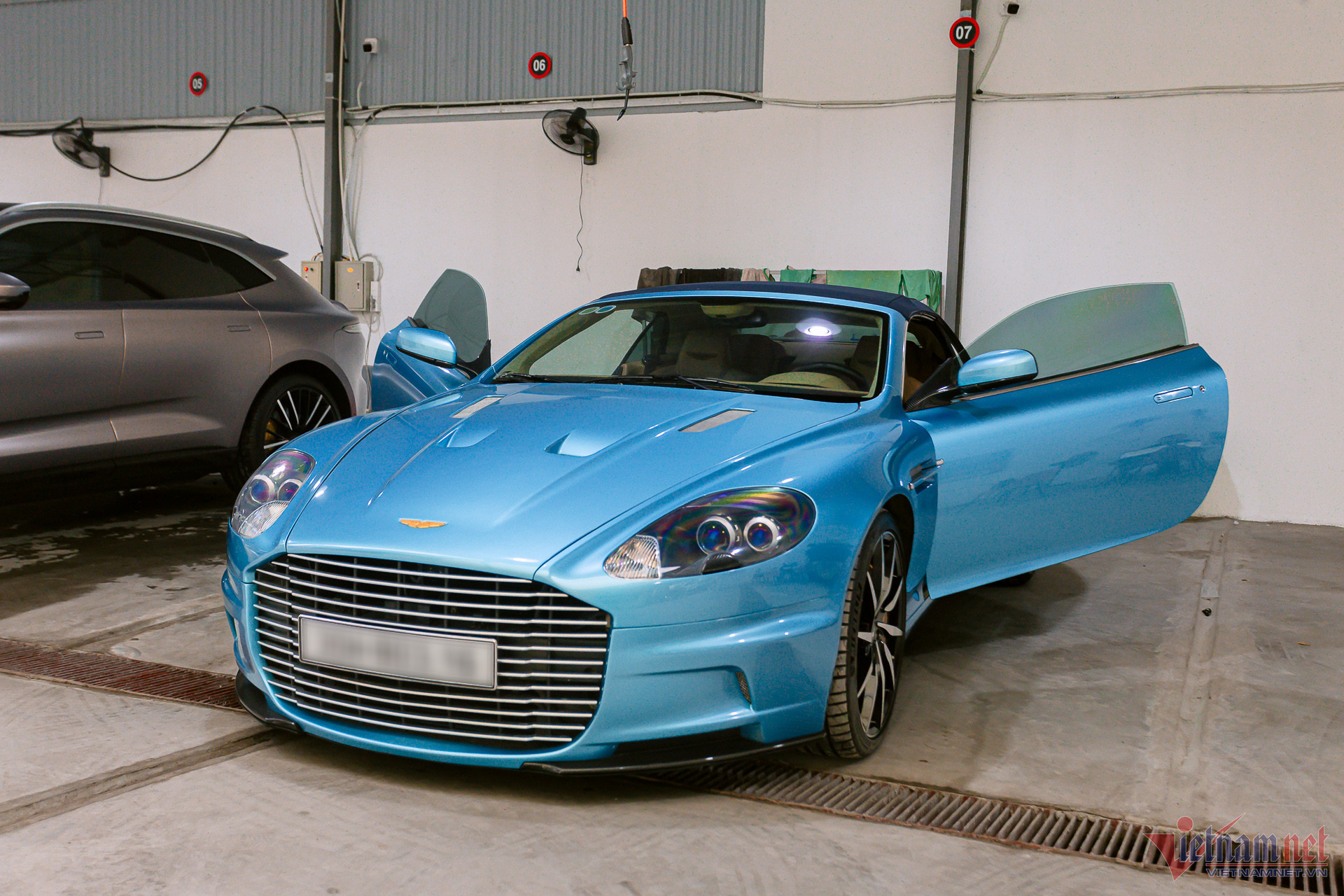 W-aston-martin-db9-6-1.jpg