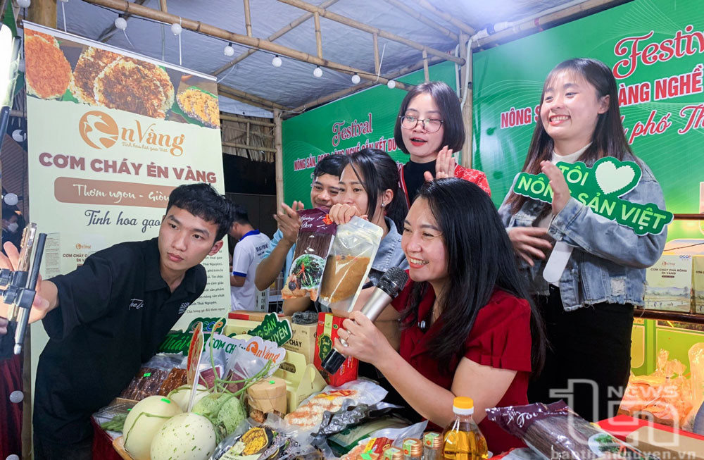 Chị Nguyễn Thị Bình, Giám đốc HTX Nông nghiệp dược liệu Thiên Phúc (người ngồi đầu tiên, bên phải), trong một buổi livestream.