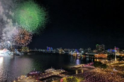 HCM City puts on dazzling fireworks display on National Reunification Day