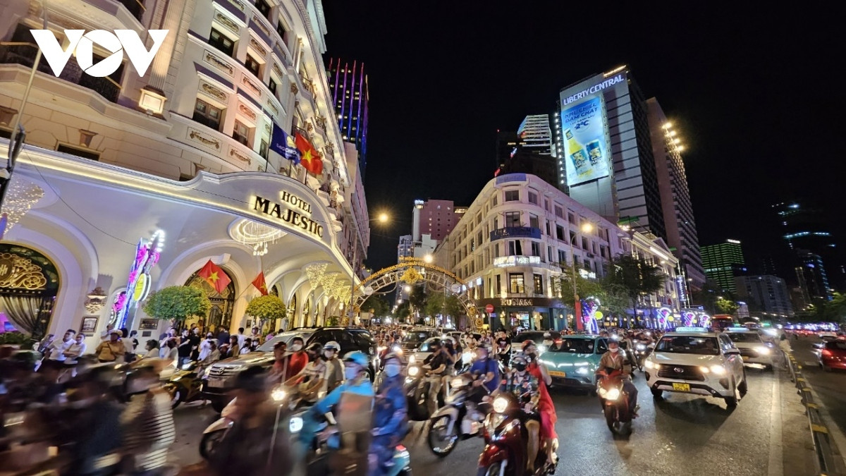 hcm city puts on dazzling fireworks display on national reunification day picture 1