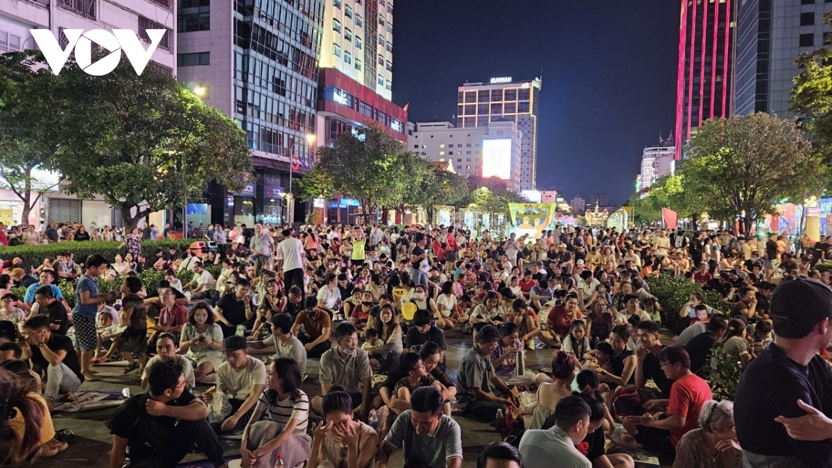 hcm city puts on dazzling fireworks display on national reunification day picture 3