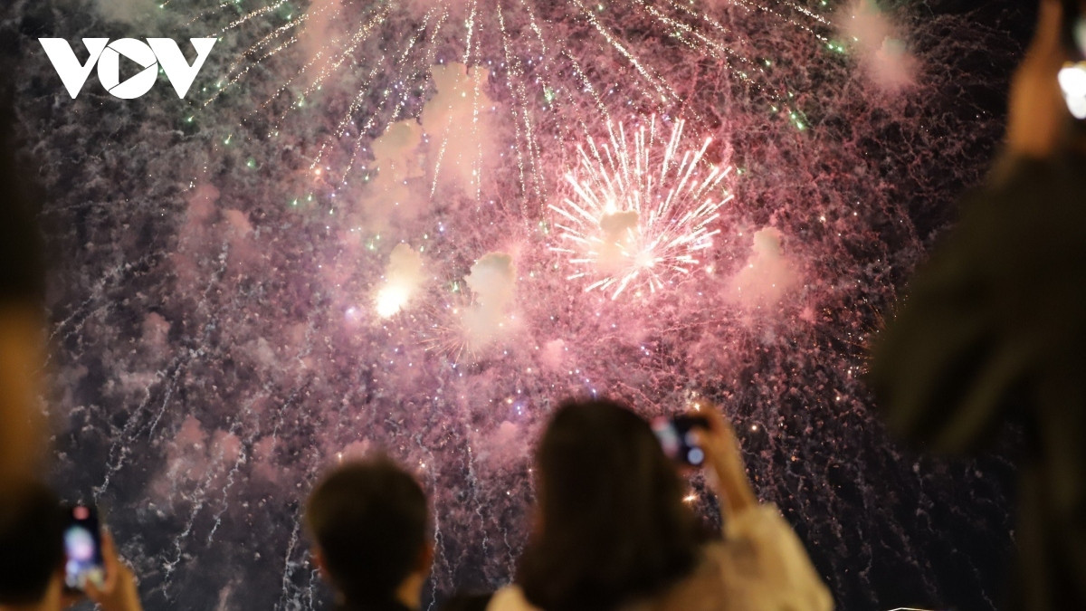 hcm city puts on dazzling fireworks display on national reunification day picture 5