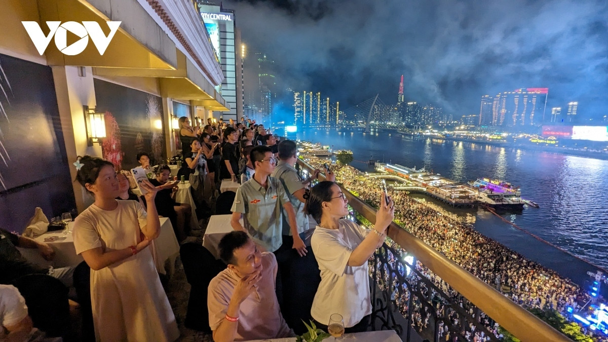 hcm city puts on dazzling fireworks display on national reunification day picture 6