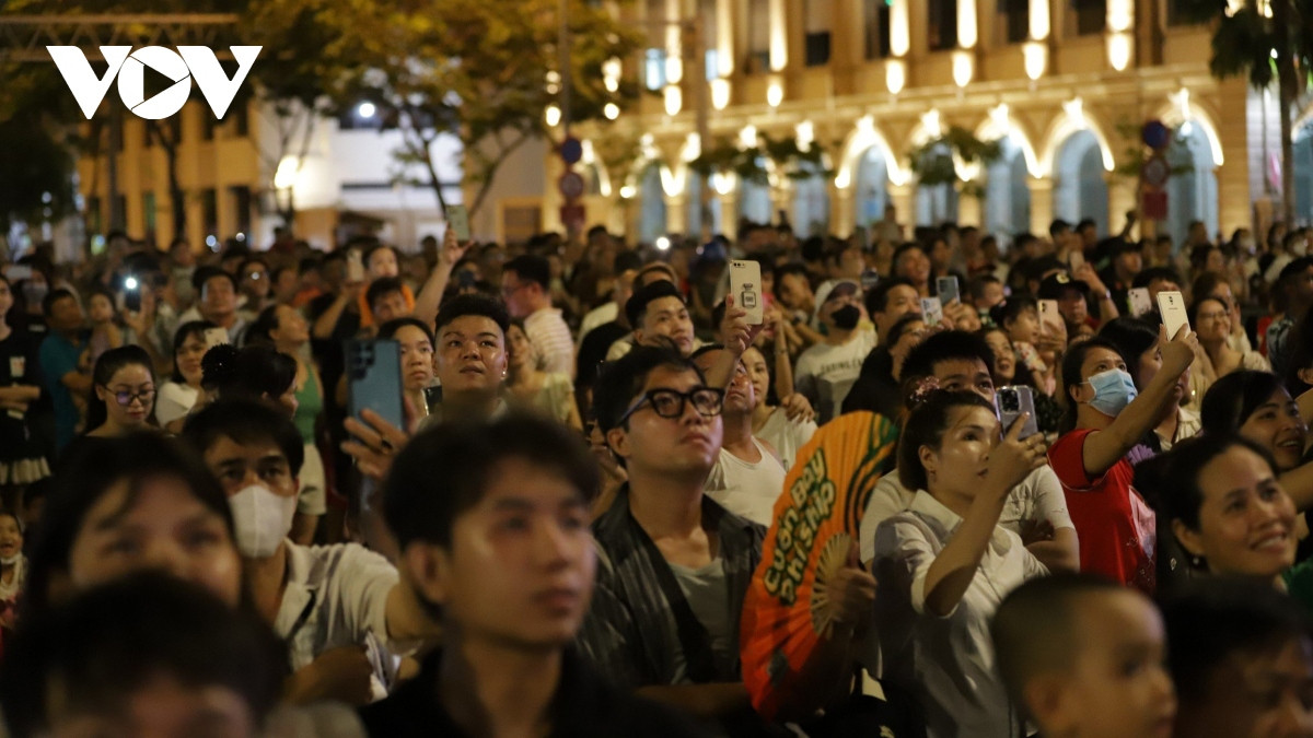 hcm city puts on dazzling fireworks display on national reunification day picture 7