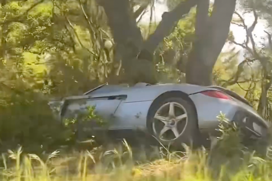 Siêu xe triệu đô Porsche Carrera GT đâm gốc cây khiến nhiều người tiếc nuối
