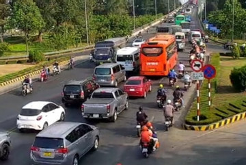 Traffic builds up as people return to work after five-day holiday