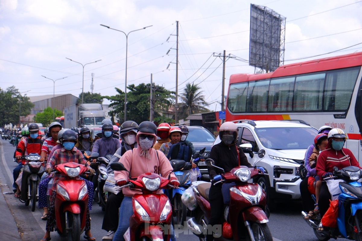 traffic builds up as people return to work after five-day holiday picture 3