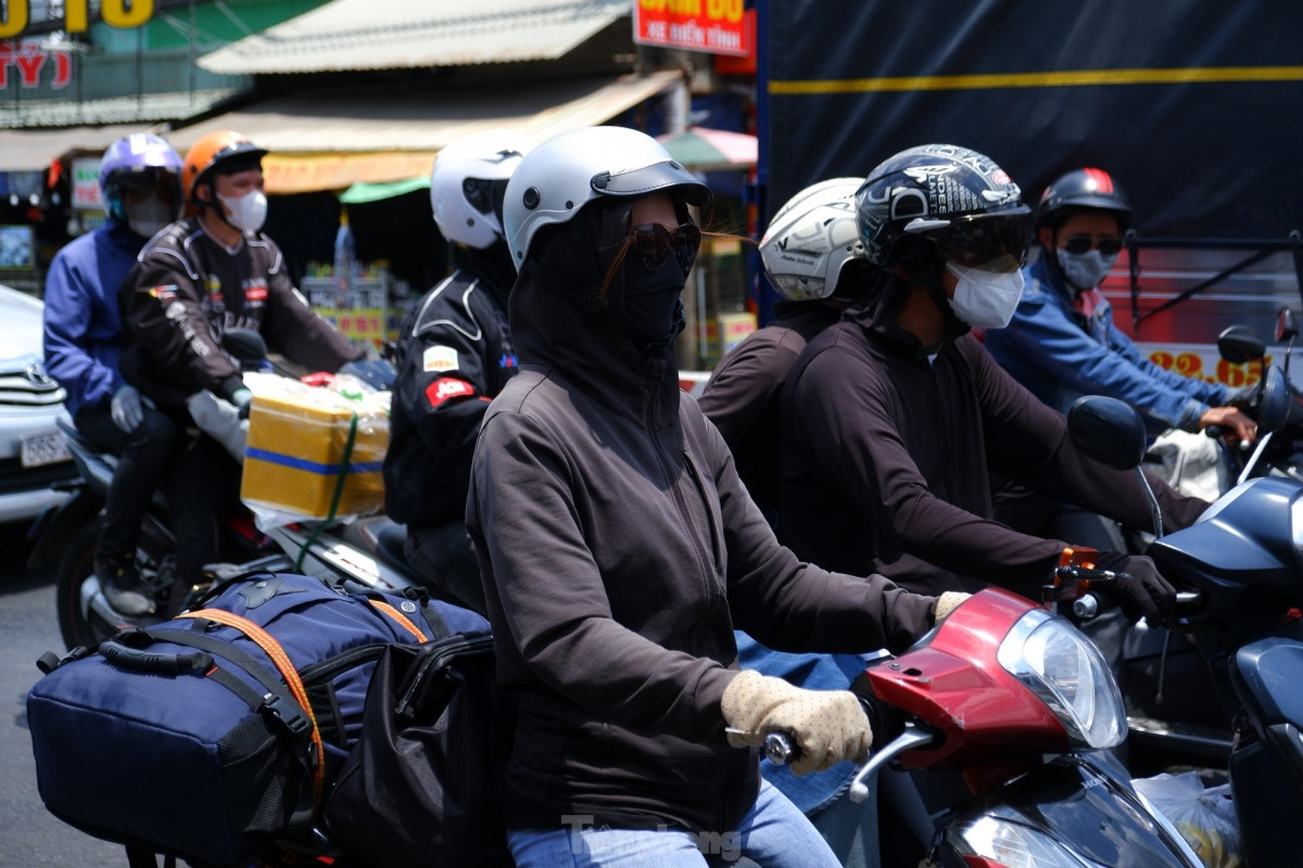 traffic builds up as people return to work after five-day holiday picture 4