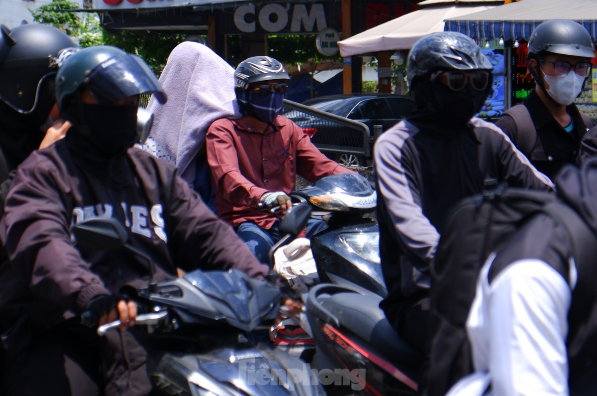 traffic builds up as people return to work after five-day holiday picture 6
