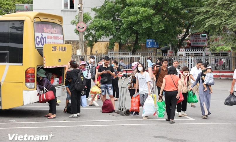 traffic builds up as people return to work after five-day holiday picture 7