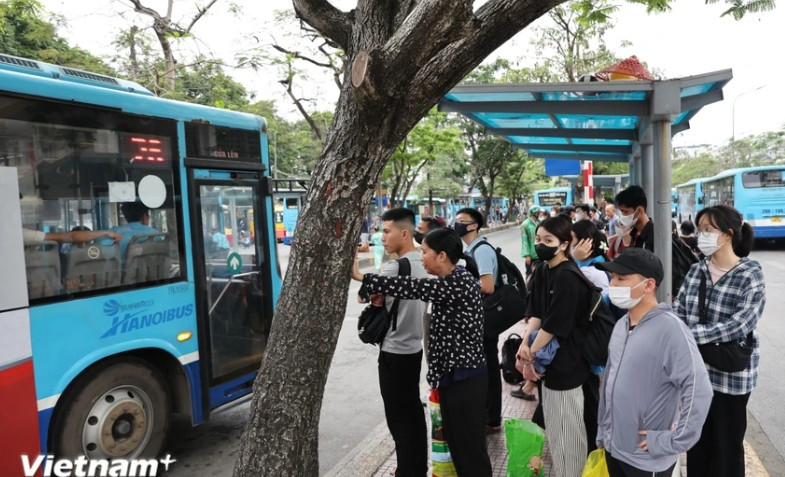 traffic builds up as people return to work after five-day holiday picture 8