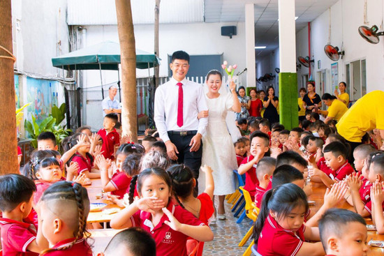 Cô giáo mầm non tổ chức lễ cưới trong trường, hàng trăm học sinh được dự tiệc