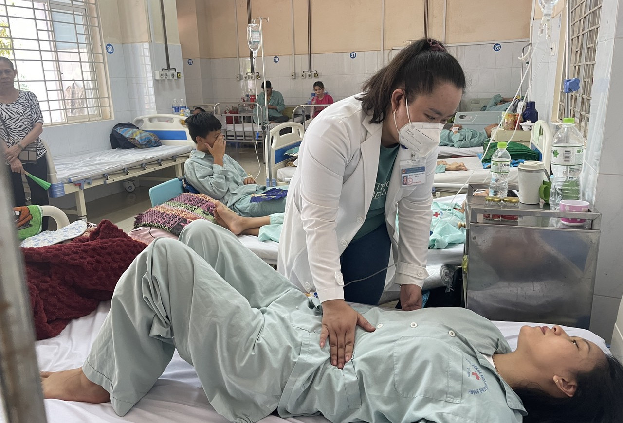  328 ca nghi ngộ độc sau khi ăn bánh mì ở Đồng Nai, hơn 220 người nhập viện 