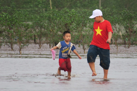 Du khách xắn quần lội bùn từ 4h sáng, săn bình minh 'biển vô cực'