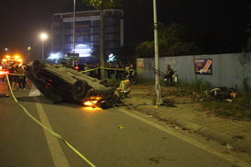 Bản tin sáng 2/5: Ô tô Mercedes lật ngửa sau va chạm với xe máy ở Hà Nội