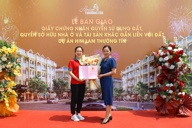 Him Lam Thường Tín bàn giao sổ hồng cho cư dân