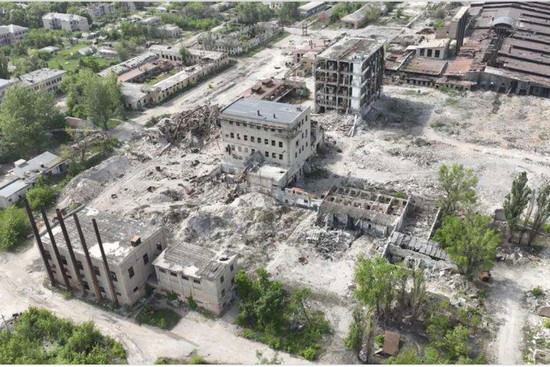 Hình ảnh thành phố chiến lược Ukraine hoang tàn sau các đợt bắn phá của Nga