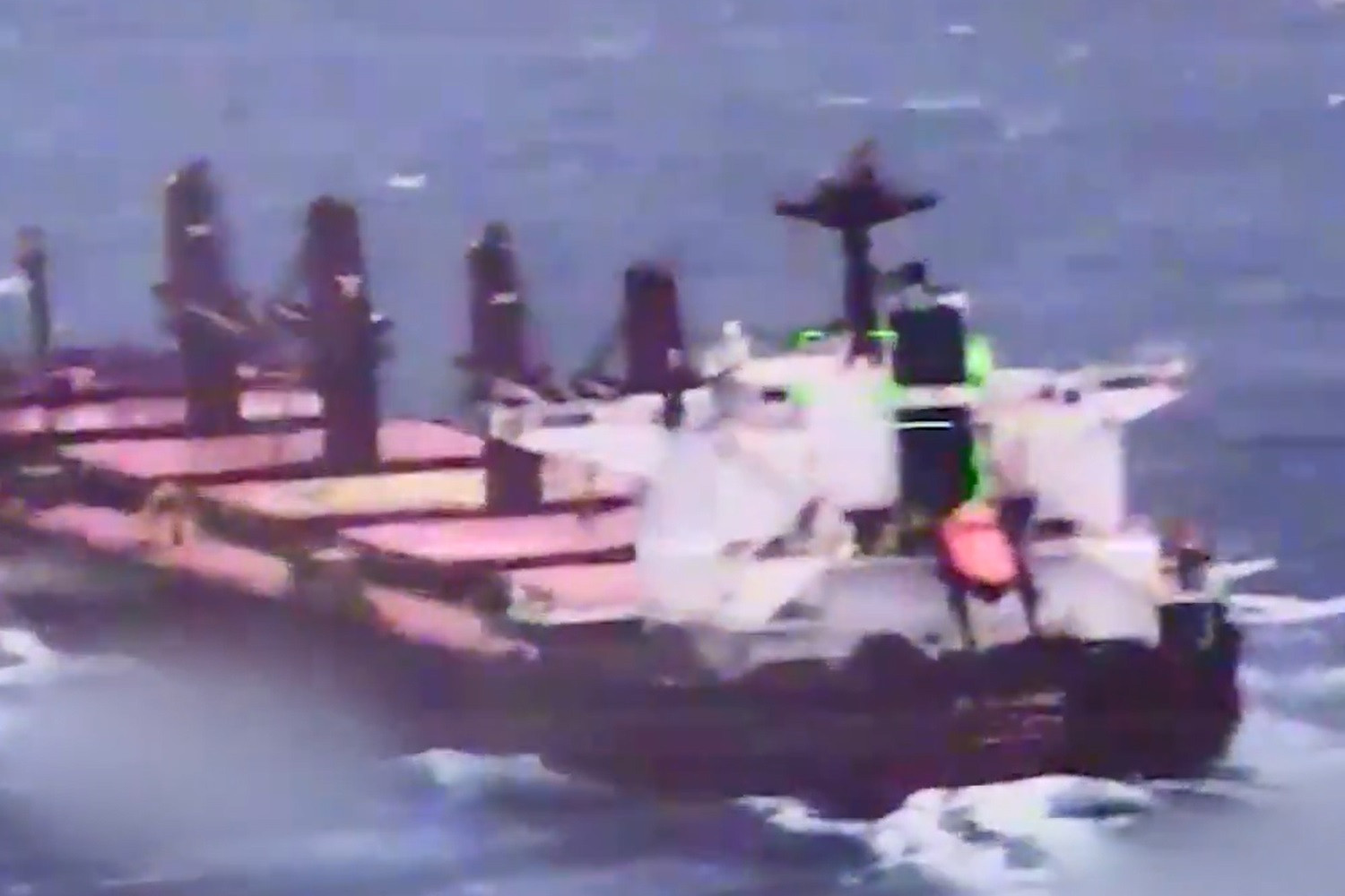 Khoảnh khắc UAV Houthi lao vào tàu chở hàng ở Biển Đỏ