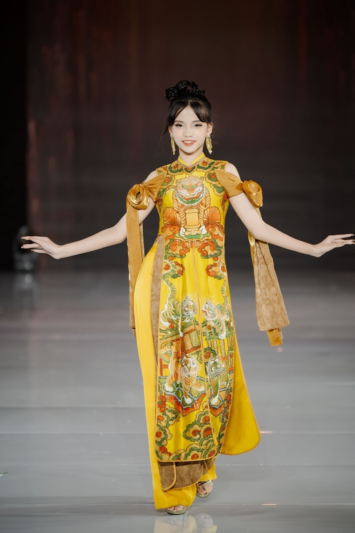 local designer promotes ao dai at bangkok kid international fashion week picture 6