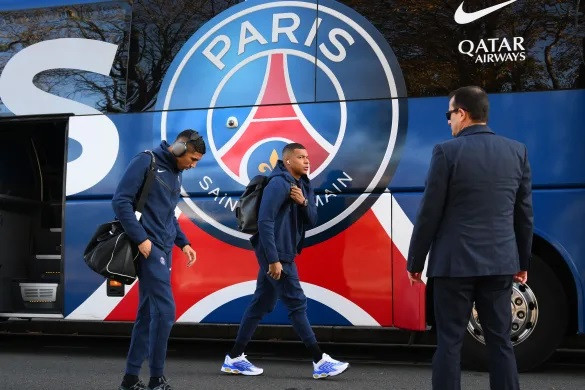  Mbappe bị xe bus của PSG ‘bỏ lại’ sau trận thua Dortmund