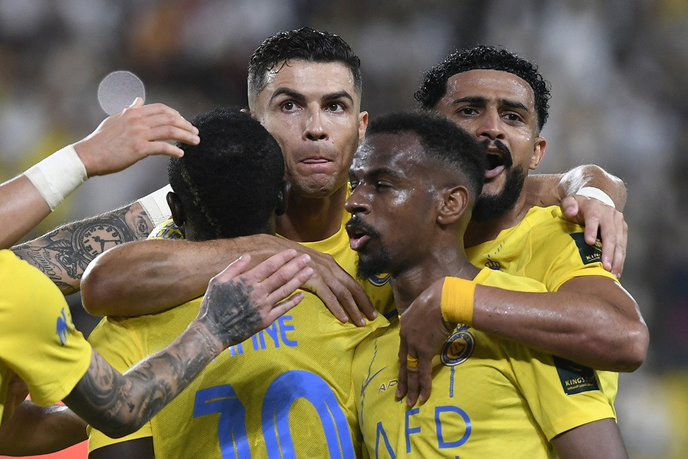 Ronaldo lập cú đúp đưa Al Nassr vào chung kết Cúp Nhà vua