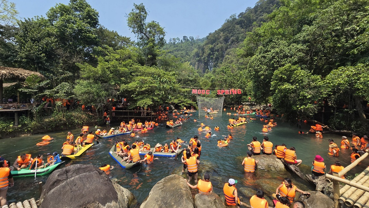 Suối Moọc Quảng Bình.jpg