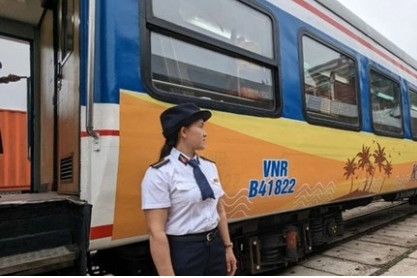 Vietnam develops railway tourism associated with “awakening” heritage