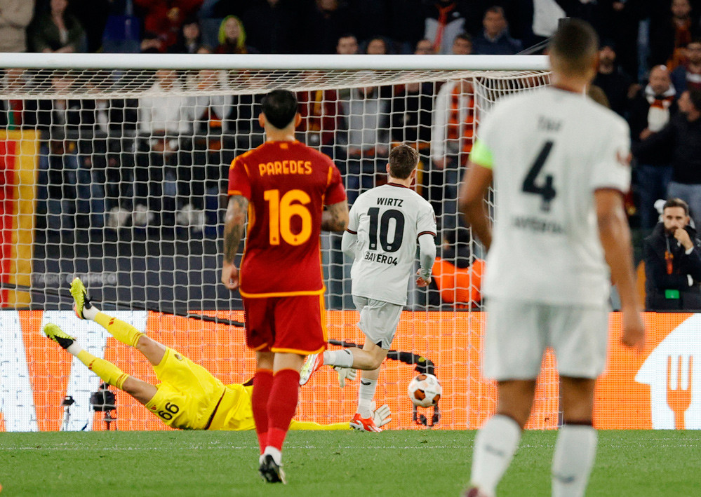 Bayer Leverkusen tiếp tục bay cao ở Europa League 2024 05 02t193335z 1465965544 up1ek521ibyd0 rtrmadp 3 soccer europa rom b04 report.jpg