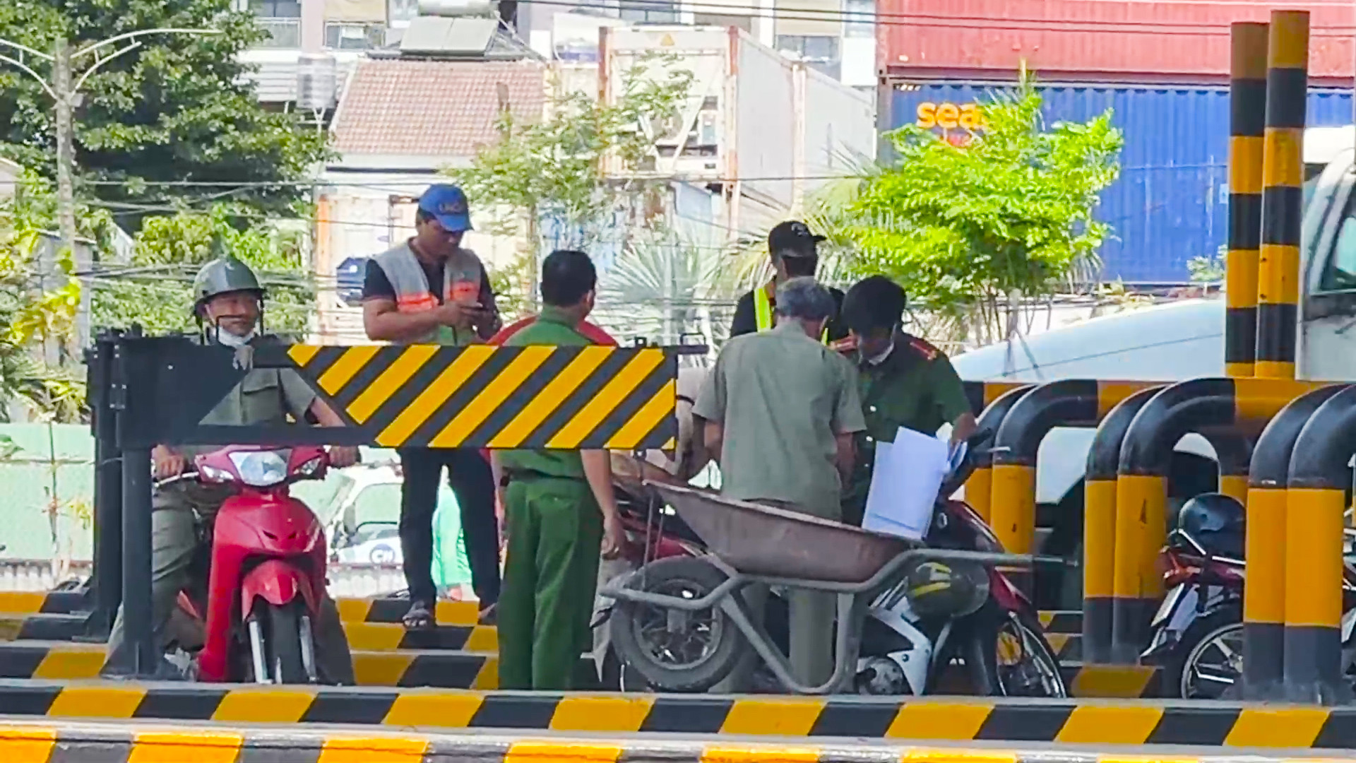 Nhân viên trạm thu phí ở TP.HCM bị xe đầu kéo cán tử vong