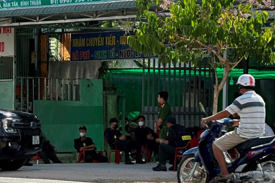 Công an Bình Thuận khám công ty Hasa Mặt Trời, thu hơn 50 tấn nghi phân bón giả