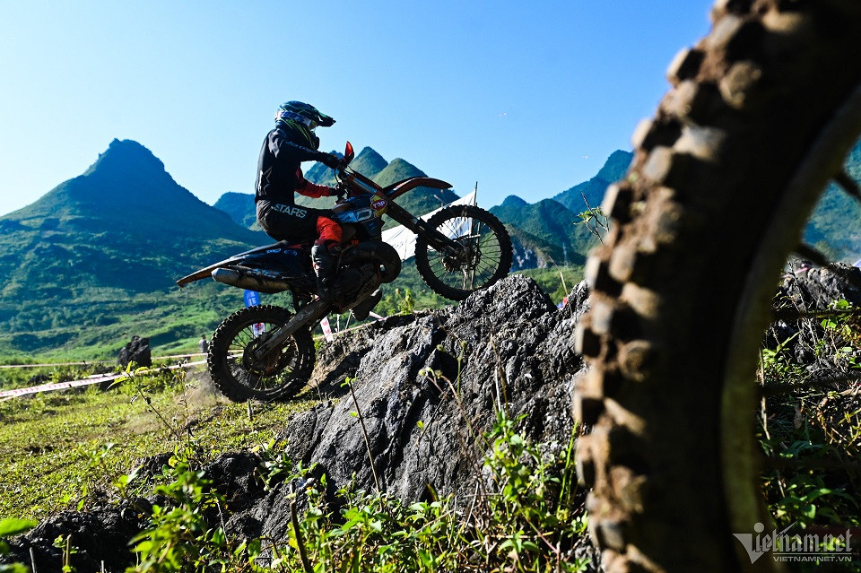 dua xe moto.jpg
