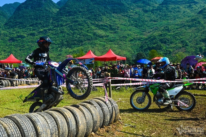 dua xe moto31.jpg