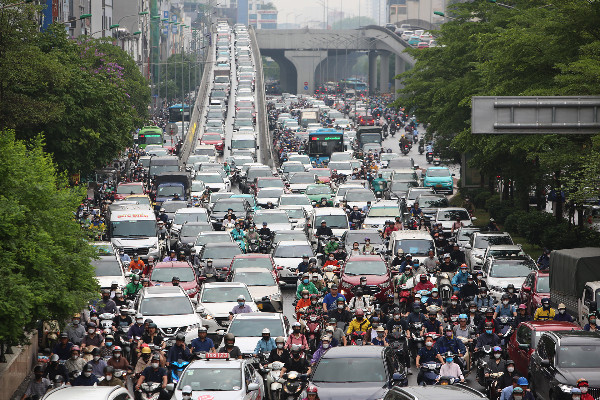 Đường vành đai 2 ngập úng, ùn tắc kéo dài ở Hà Nội