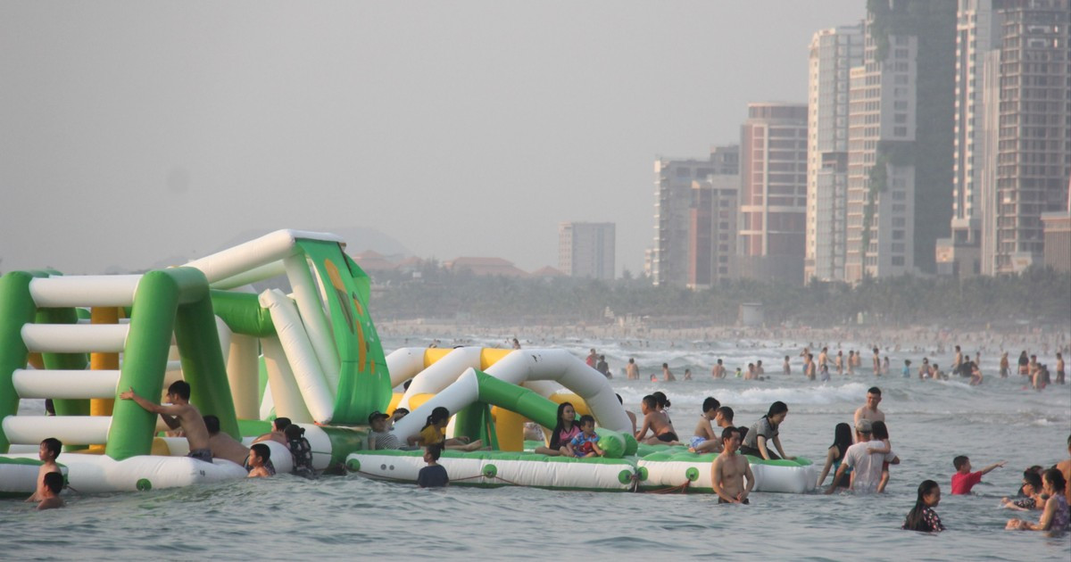 Long holidays help tourism prosper