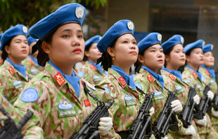 Nước mắt xúc động của người dân Điện Biên chào đón các khối diễu binh, diễu hành