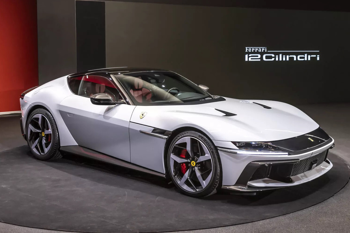 Siêu xe Ferrari 12Cilindri vừa ra mắt thế giới đã 