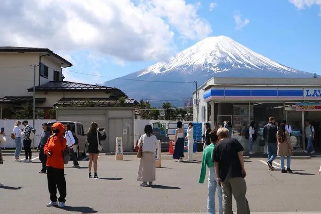 Thị trấn ở Nhật dựng màn đen &apos;che núi Phú Sĩ&apos; ngăn du khách kéo tới ùn ùn