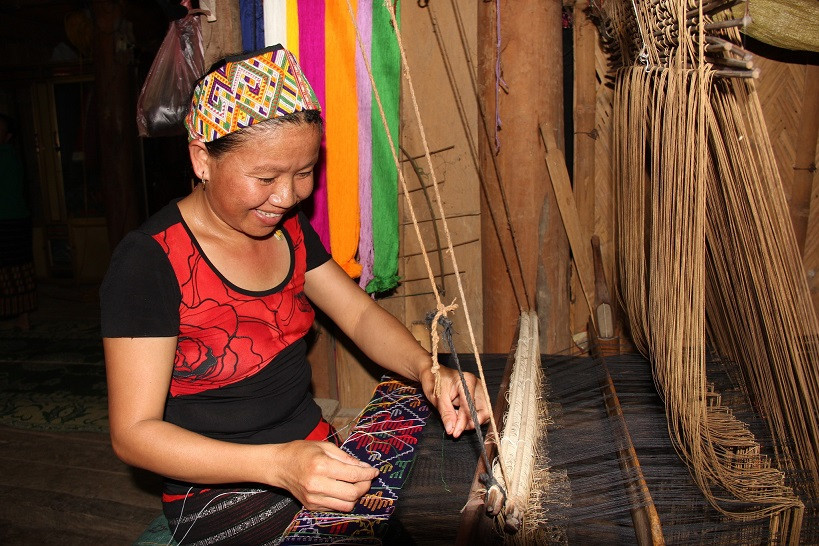 Traditional weaving craft in Noong De village attracts tourists