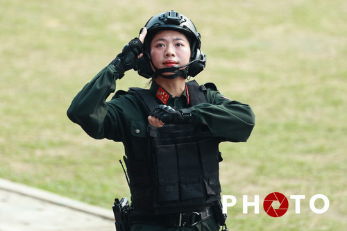 Bóng hồng 19 tuổi trong hàng ngũ cảnh sát diễu binh Điện Biên Phủ