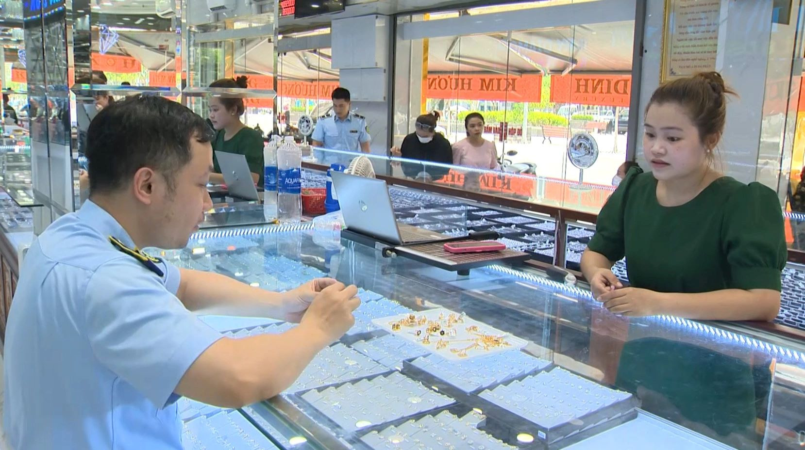 Fines of VND3 billion imposed on 145 gold trading violators