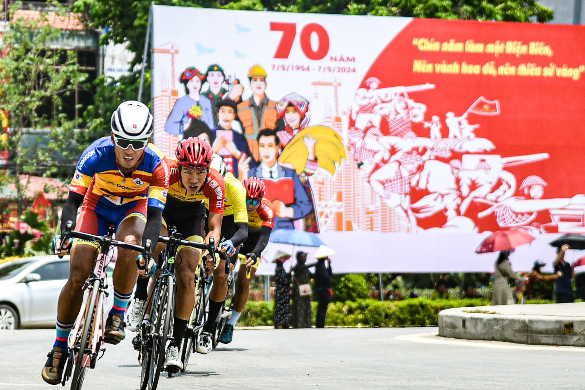Giải đua xe đạp về Điện Biên Phủ 2024: Xuân Lộc giành lại áo Vàng