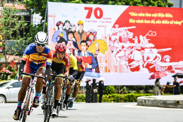 Giải đua xe đạp về Điện Biên Phủ 2024: Xuân Lộc giành lại áo Vàng