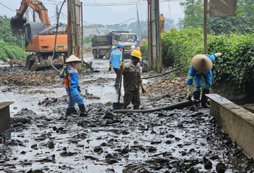 Hà Nội: Sạt bờ bao chứa bùn thải ở bãi rác Nam Sơn