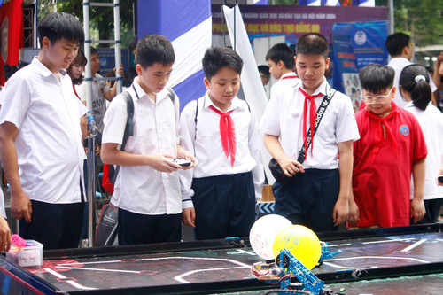 Học sinh Hà Nội ‘khoe tài’ với robot tự chế