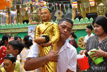 Khmer people welcome Chol Chnam Thmay Festival