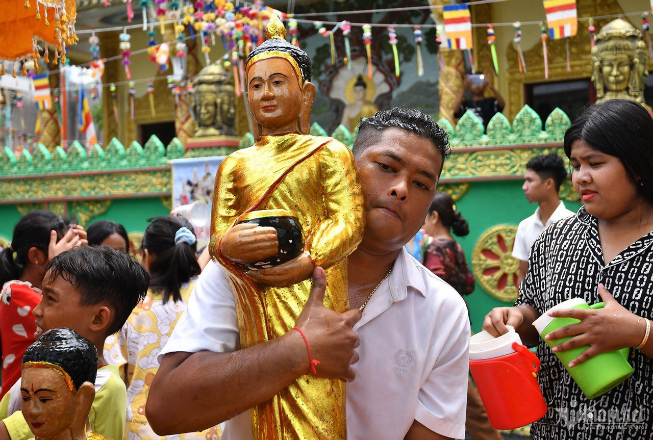 Khmer people welcome Chol Chnam Thmay Festival