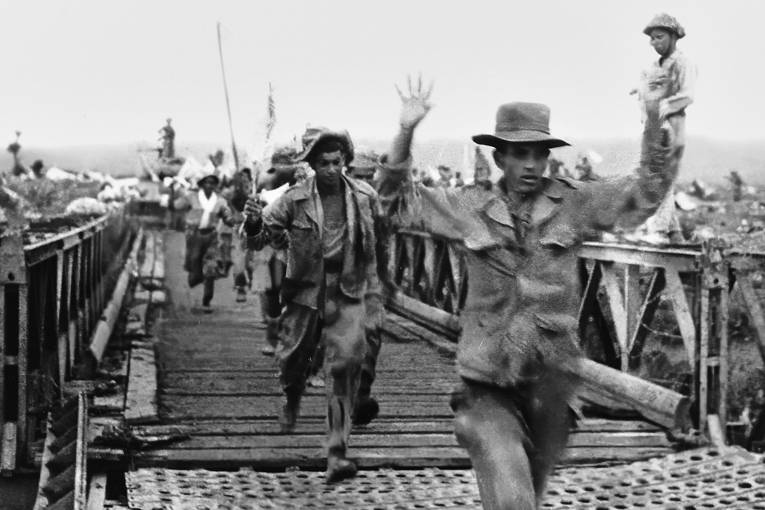 Khoảnh khắc bộ đội ta bắt sống quân Pháp tại Chiến dịch Điện Biên Phủ